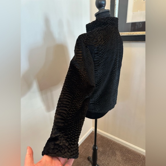 Alice + Olivia Black Faux Fur Solid Snakeskin Jacket. Size medium. - Picture 5 of 12